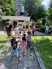 我們在公園人行道上散布