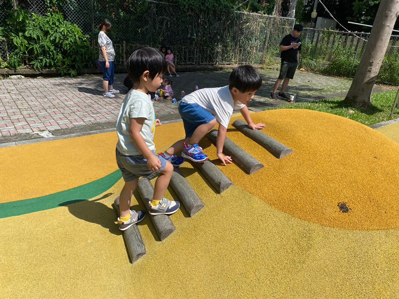 我們爬公園小山丘