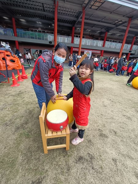 敲鑼打鼓，過新年