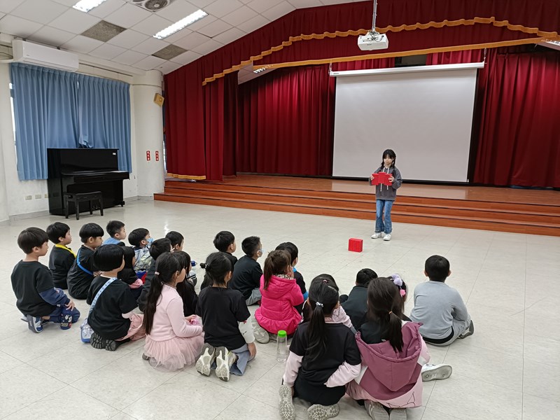 欣賞國小大姐姐的才藝表演