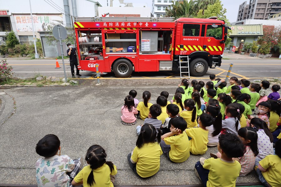 講解消防車