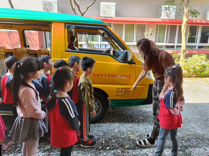 認識娃娃車的特徵與搭乘人數