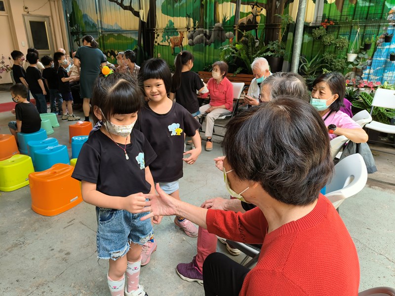 剪刀石頭布，和阿嬤一起玩遊戲