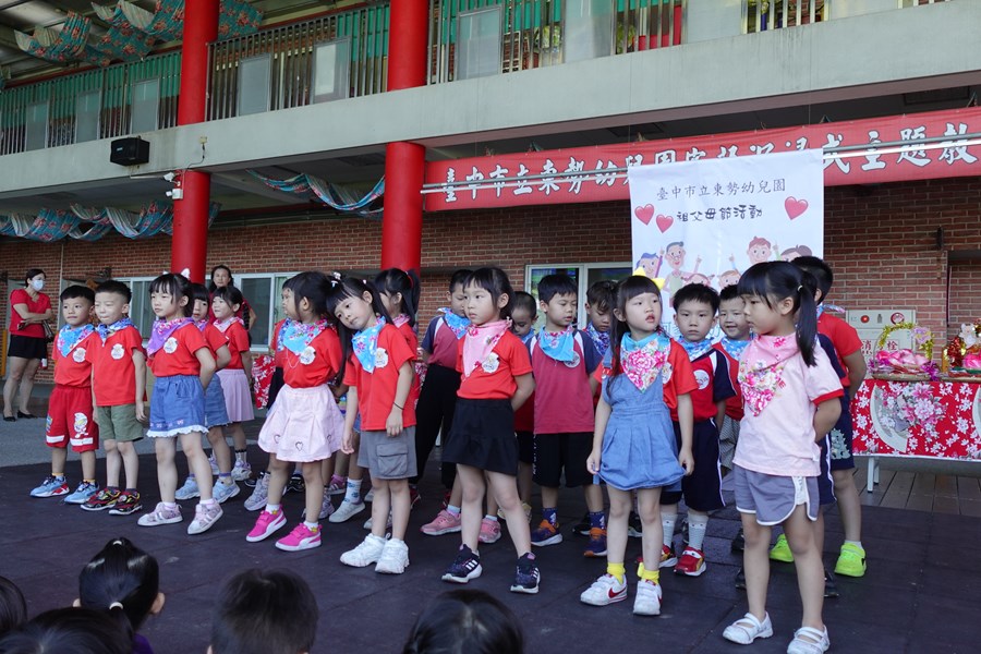 唱歌給阿公阿嬤聽
