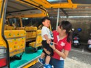 示範如何從安全門逃生