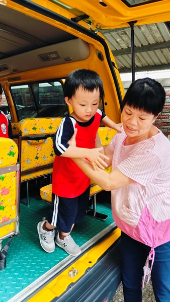 娃娃車安全宣導3