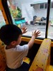不小心困在車內時，可以拍窗戶求救