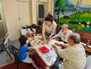 用手用力壓