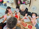 把新丁粄蓋在紙上