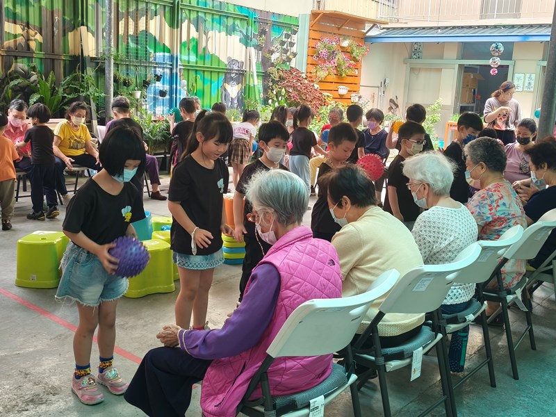和阿公、阿嬤一起丟丟球
