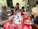 和阿嬤一起創作拓印畫