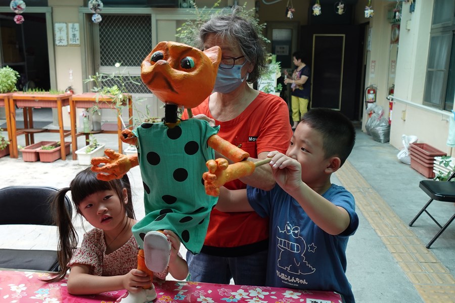 我們阿嬤在操作偶