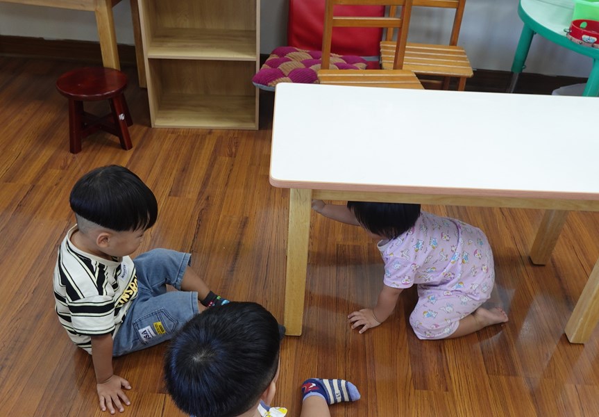 示範地震來時，如何躲在桌子下