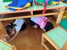 趴下掩護穩住桌腳動作