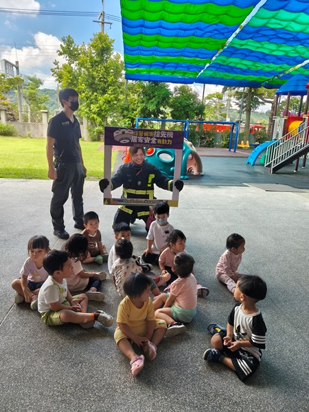 消防隊員宣導居家防火安全