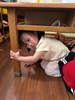 躲在桌子下