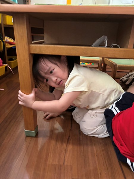 躲在桌子下