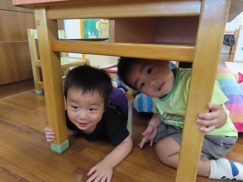 躲桌子底下