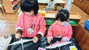 我用黃色塗在紙傘