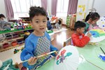 孩子紙傘彩繪過程
