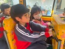 上車要坐好拉緊握把