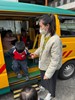 下車時由老師牽扶下車