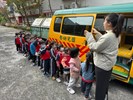 大家排隊準備上車