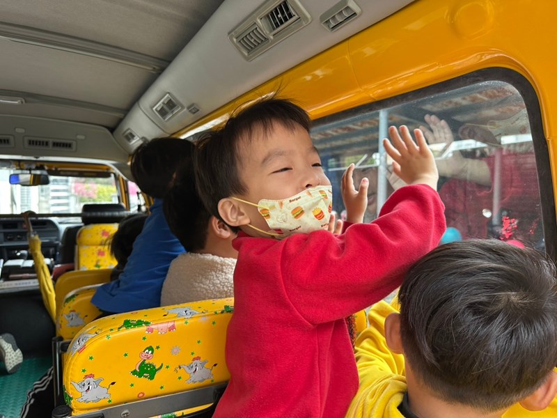 受困時拍窗求救拍打車窗求救