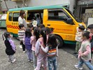 娃娃車乘坐人數和上車安全