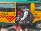 要排隊上車