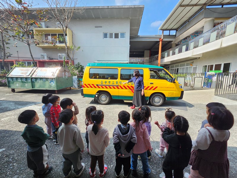 認識娃娃車