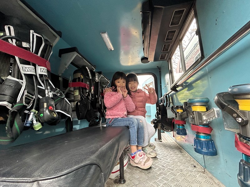 小偶Bi體驗坐消防車2