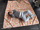 以手軸遮住好口鼻躺下翻滾