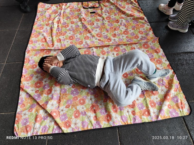 以手軸遮住好口鼻躺下翻滾