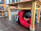 地震來做好-趴下.掩護.穩住動作1