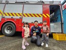和消防員合照