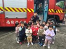 和消防員叔叔、消防車合影 (1)