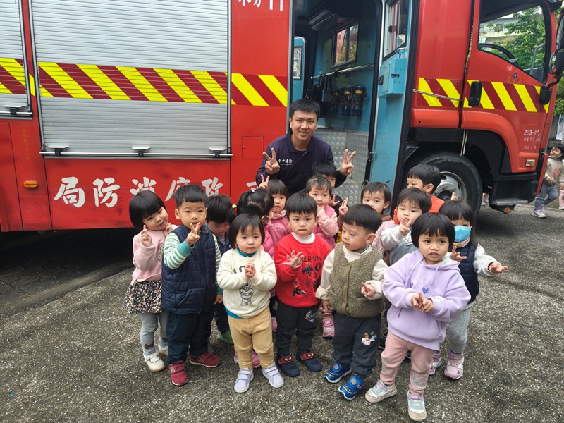 和消防員叔叔、消防車合影 (1)