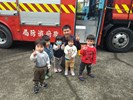 和消防員叔叔、消防車合影 (2)