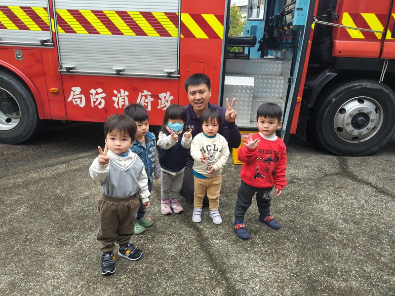 和消防員叔叔、消防車合影 (2)