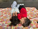 掩面後來回滾動身體