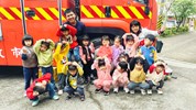 跟消防叔叔一起拍照