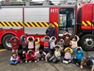 與消防車合照