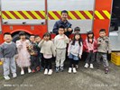 與消防員叔叔合影