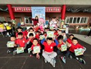小綿羊與大玩偶合照