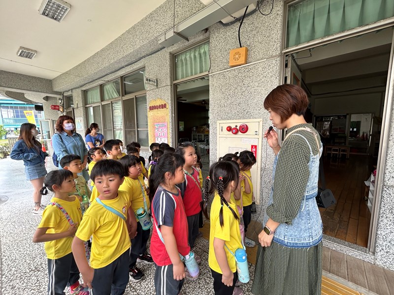 主任帶企鵝班認識學校