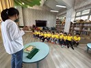 老師講解圖書室