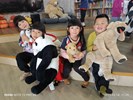 圖書室裡好多動物玩偶