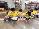 體驗小學圖書館閱讀故事書