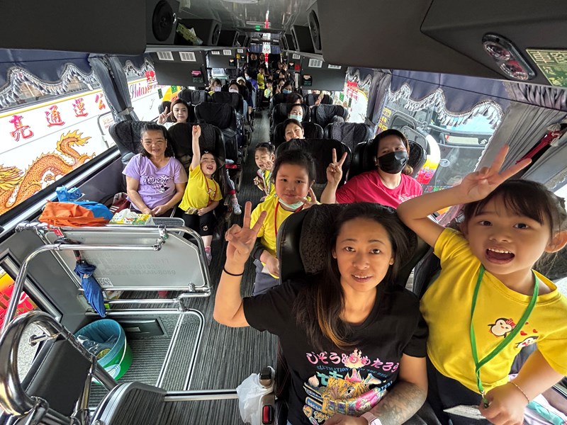 企鵝班坐F車出發小人國樂園